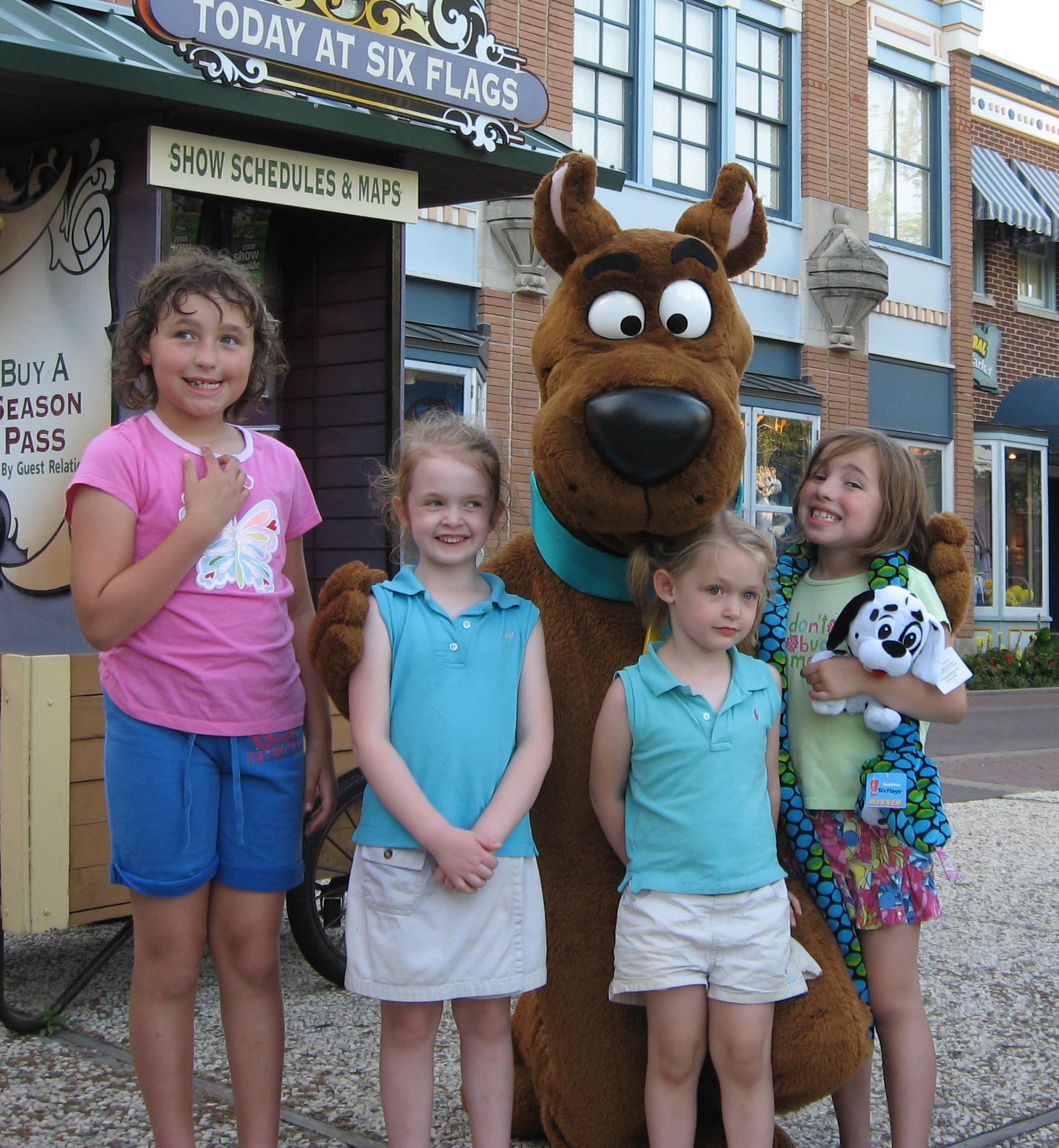 2008_06_08 girls at Six Flags.jpg